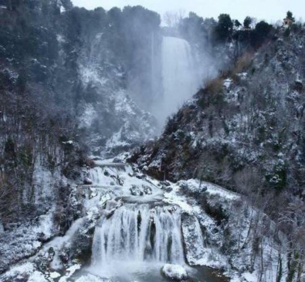 ホテル Il Casolare Della Cascata テルニ エクステリア 写真